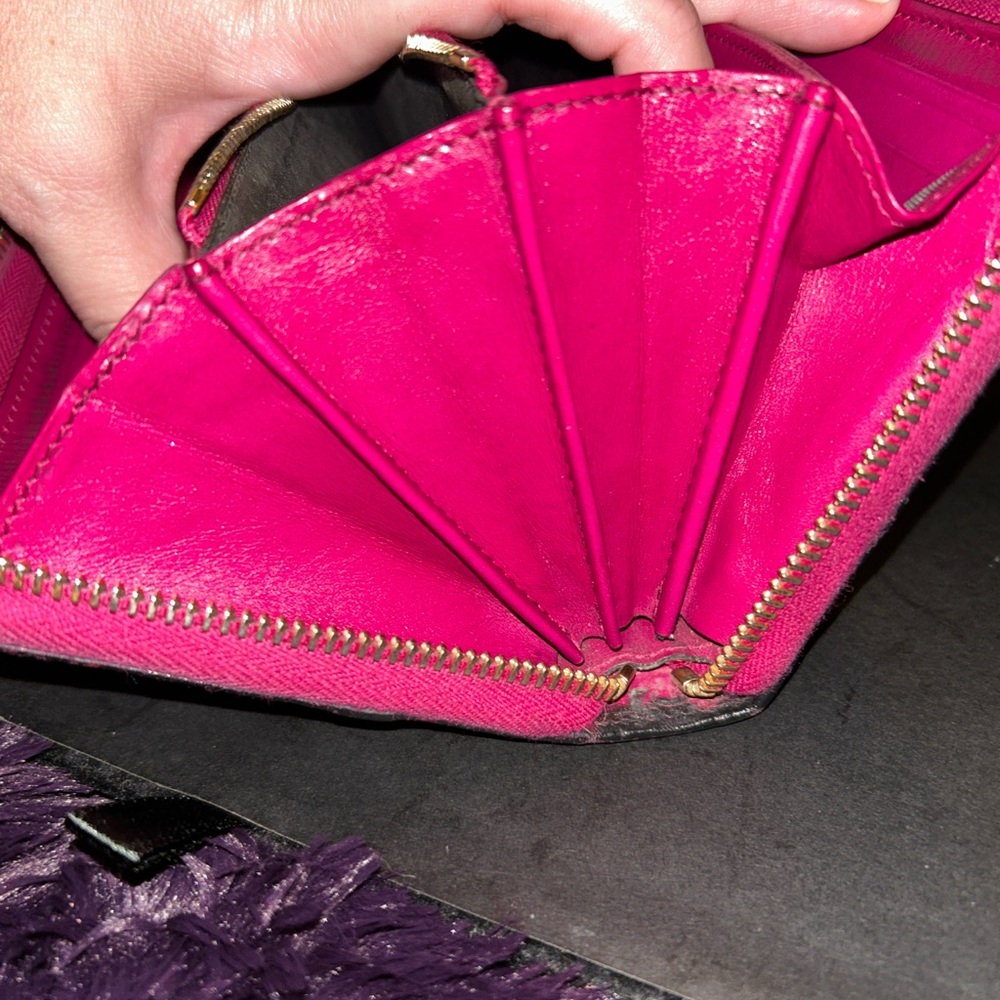 GUCCI GG GUCCISSIMA LEATHER
LONG ZIPPERED, MONOGRAM BLACK & PINK WALLET. - Picture 13 of 15